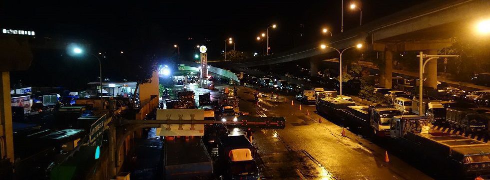 台北 萬華 清晨，批發市場的叫賣聲