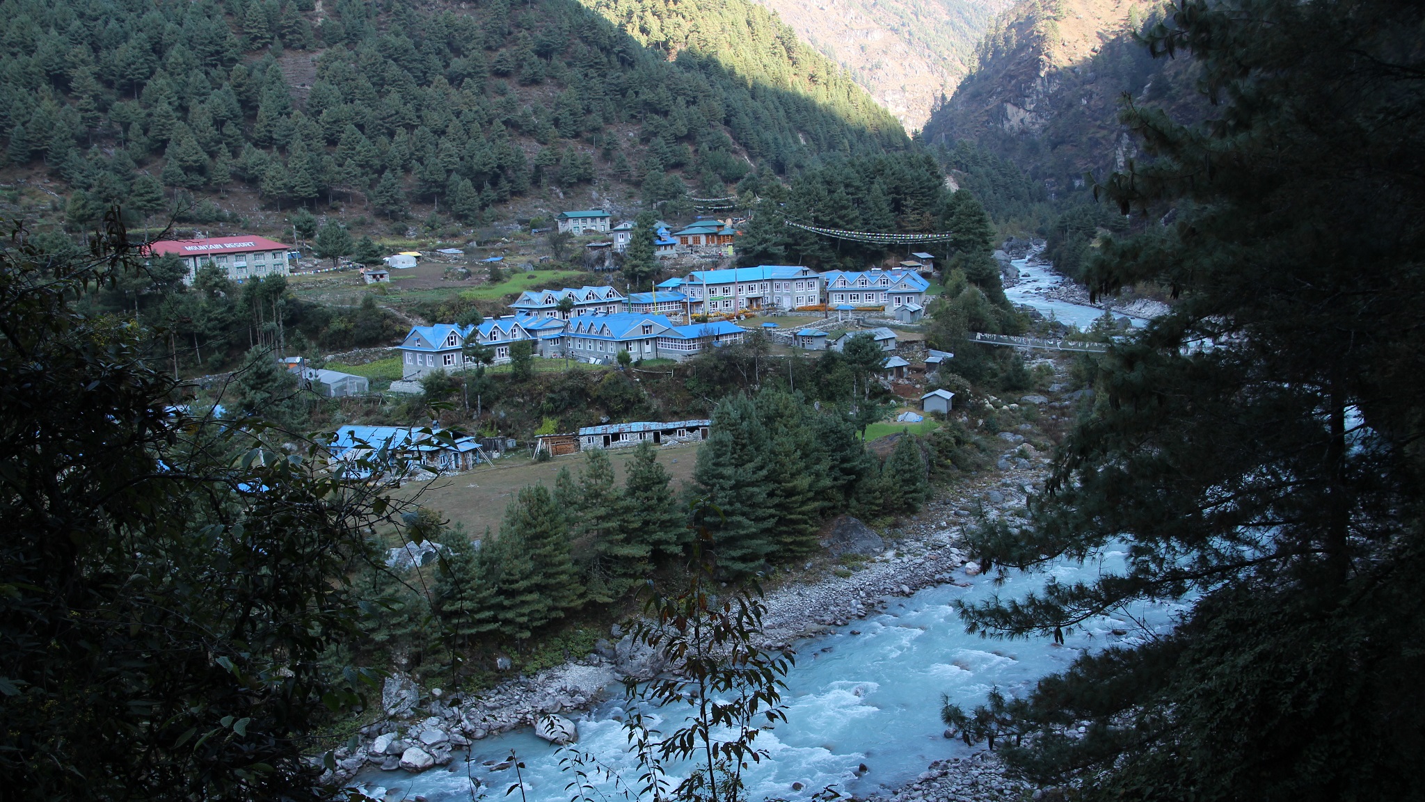 DAY3 KTM(車) - Ramechhap-(⼩飛機) - 魯卡拉Lukla2840m-Phakding2610m(健行約3hr)